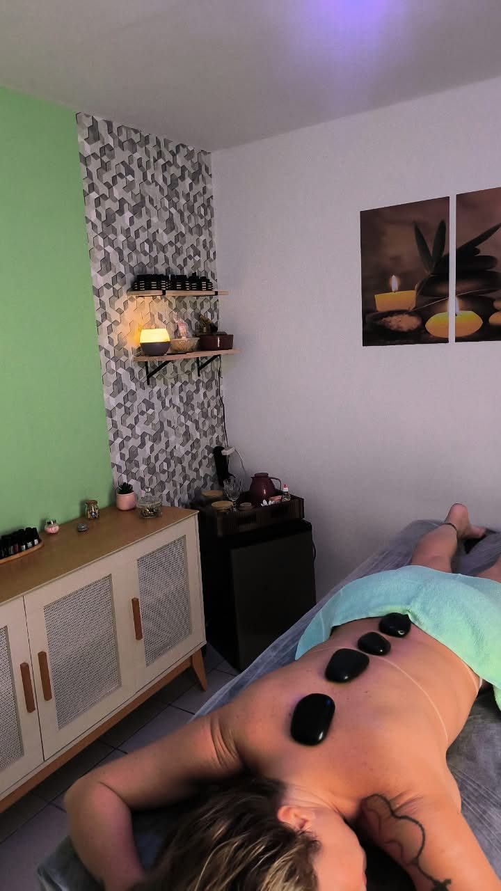 Atendimento de massoterapia na sala de Déborah Cordeiro