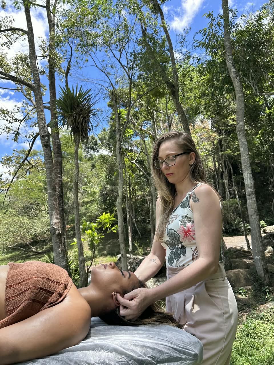 Déborah Cordeiro conduzindo terapia manual na região cervical